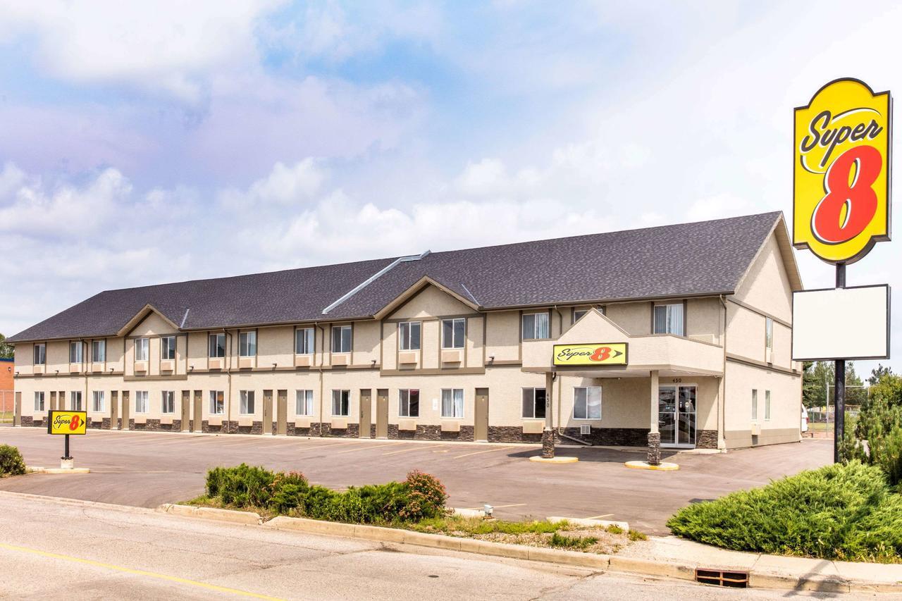 Super 8 By Wyndham Strathmore Exterior foto