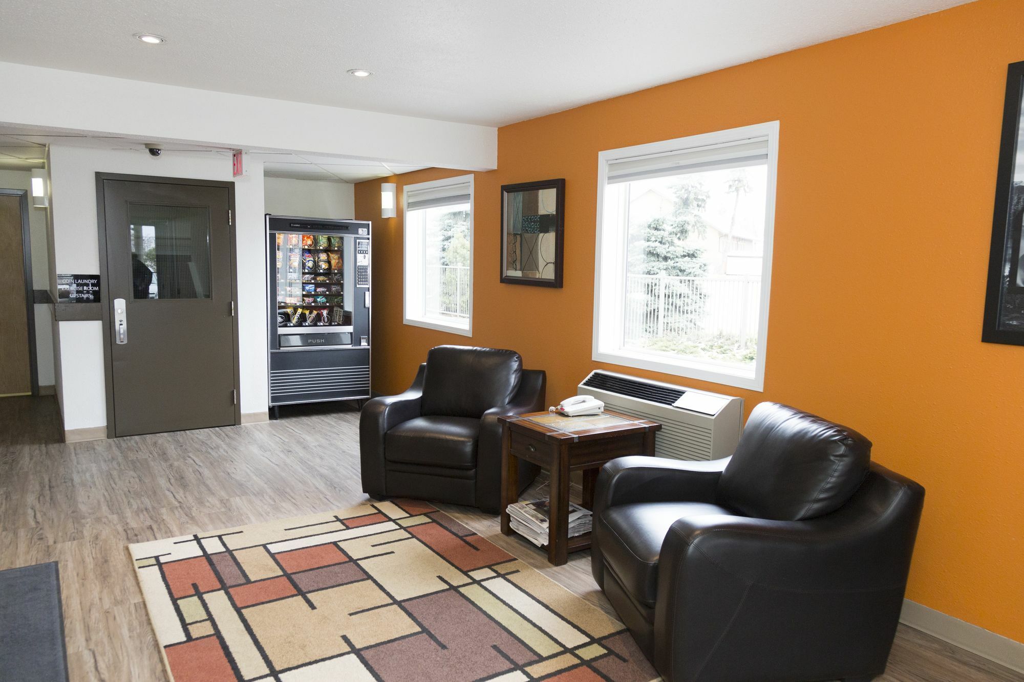 Super 8 By Wyndham Strathmore Exterior foto