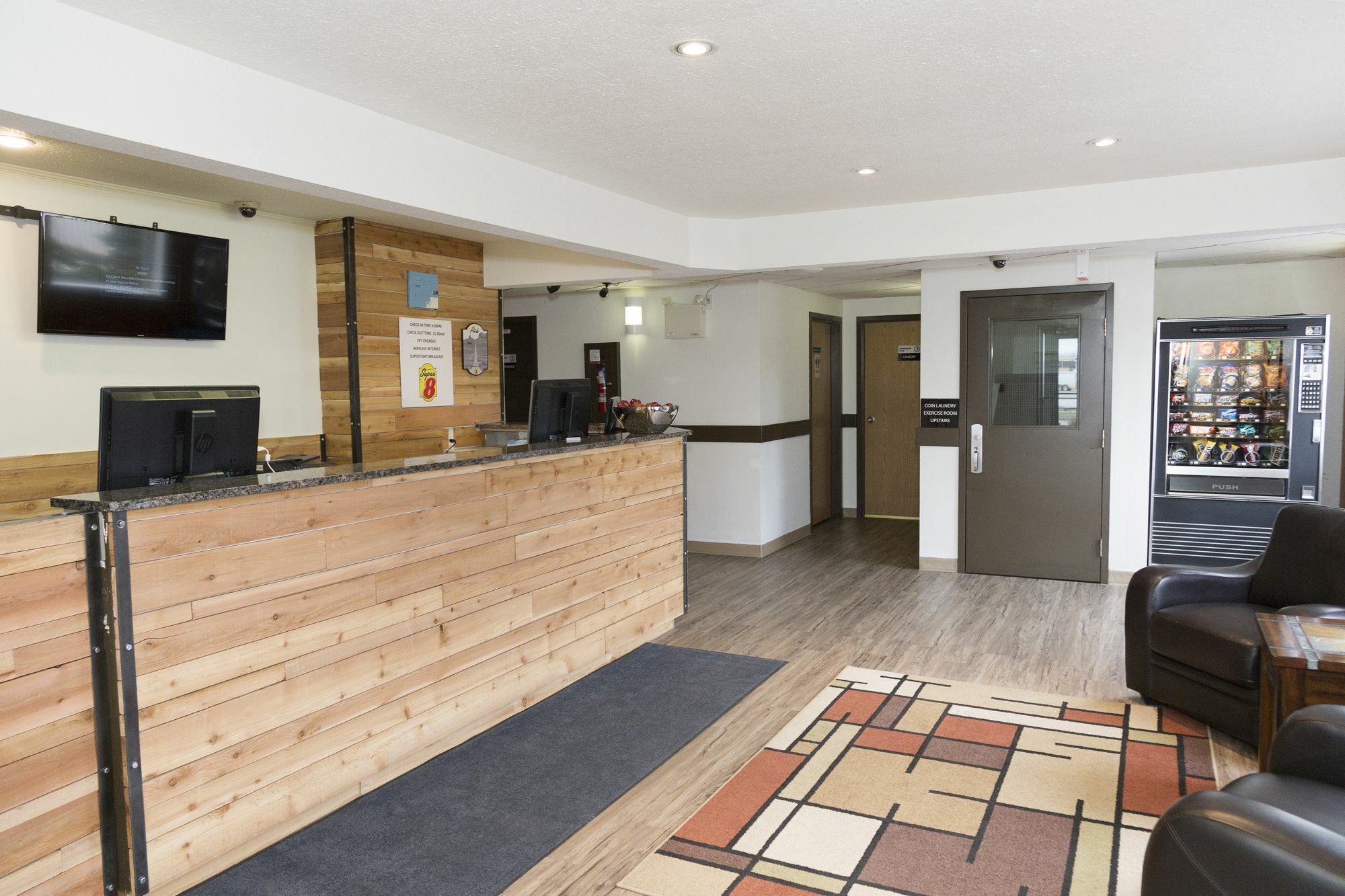 Super 8 By Wyndham Strathmore Exterior foto
