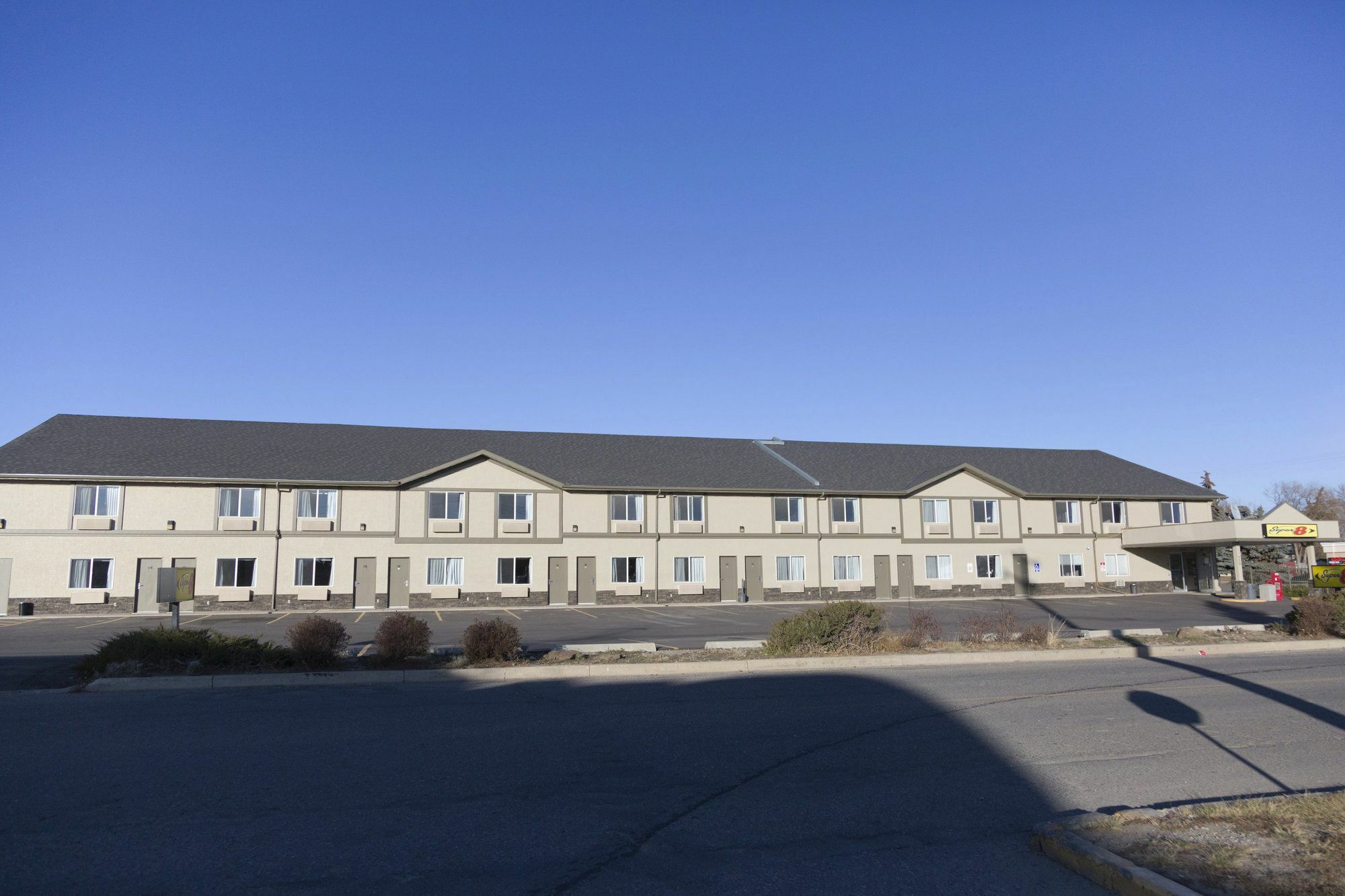 Super 8 By Wyndham Strathmore Exterior foto